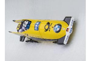 Deutsche Viererbobs auf Olympiabahn am Podest vorbei