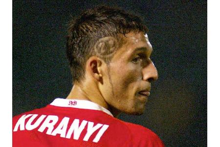Am 28.07.2001 absolvierte Kurányi sein erstes Spiel für das Profi-Team des VfB Stuttgart, spielte allerdings weiter für das ...