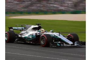 Hamilton bleibt am Start vor Vettel