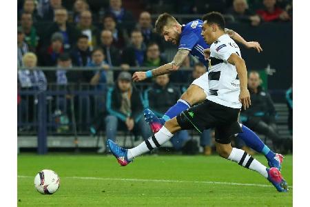 Nach der Führung durch Jonas Hofmann gelingt Guido Burgstaller (l.) im Achtelfinal-Hinspiel der Ausgleich zum 1:1. Dennoch h...