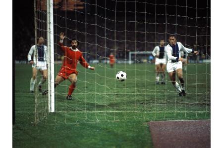 Das Achtelfinalhinspiel bestreitet der FCB wenig souverän und gewinnt nur knapp mit 3:2. Dafür zeigen Beckenbauer und seine ...