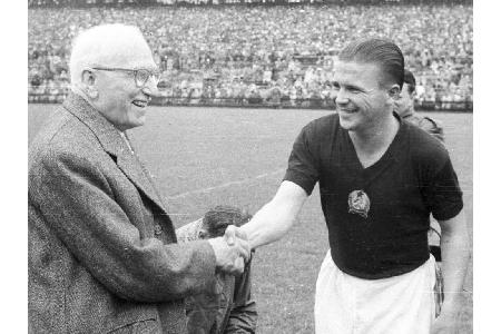 Auch manch eine Fußball-Legende hat für mehr als eine Nation gespielt. So zum Beispiel Ferenc Puskás, einst Superstar von Re...