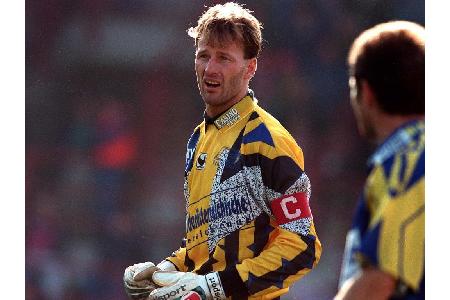 Zwischen 1982 und 2004 war Wolfgang Knaller nicht aus der Bundesliga wegzudenken. Der Keeper warf sich noch mit 42 Jahren na...