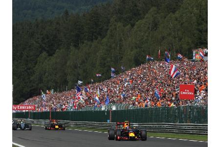 Das letzte Rennen in Spa begann mit einem Chaos-Start. Nach einem Crash in der ersten Runde haderten beide Ferrari-Piloten m...