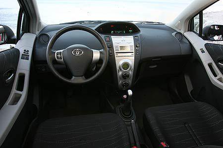 Drei Handschuhfächer im Yaris-Cockpit, aber das LED-Display in der Mitte irritiert.
