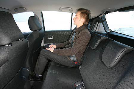Die Yaris-Rückbank lässt sich versenken und verschieben, das kleine Plus an Beinfreiheit gegenüber den Konkurrenten kommt ab...