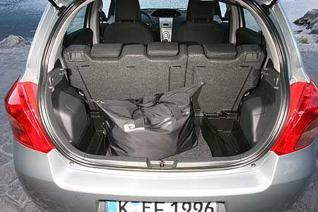 Der Kofferraum schluckt zwischen 275 und 1.183 Liter.