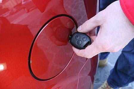 Unpraktische Lösung: Tankdeckel-Entriegelung per Fahrzeugschlüssel.