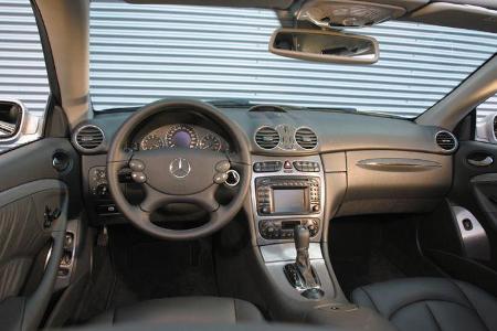 Das CLK Cabrio verwöhnt seine Insassen mit hoher Funktionalität im Cockpit und guten Platzverhältnissen.