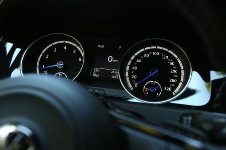 Mercedes CLA 45 AMG Shooting Brake, Rundinstrumente