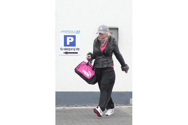 5. Sie ist wie du und ich! Schlabberbuxe, Turnschuhe, Kappe - Auch die sonst immer top gestylte Dani geht schonmal im Schlum...
