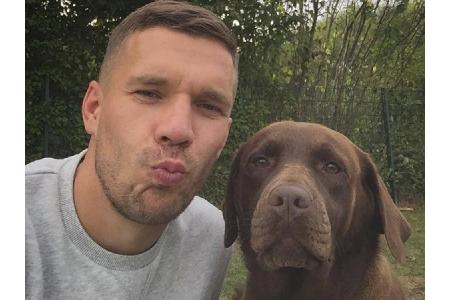 Poldis größter Fan: sein Hund! Er bekommt bestimmt ein Küsschen von Herrchen Lukas (32) anlässlich des Welthundetags. Vielle...