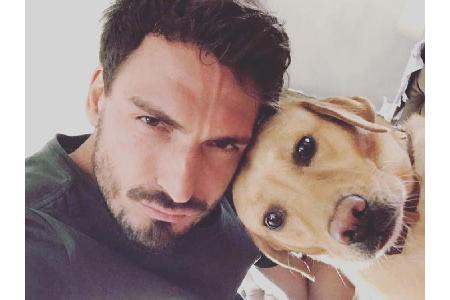 Den süßen Hundeblick hat Mats Hummels (28) hier nicht wirklich drauf - muss er auch nicht. Der BVB-Spieler liebt seinen Vier...