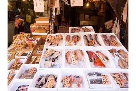 Praktischerweise liegt das Hotel nicht nur sehr zentral, sondern quasi um die Ecke des berühmten Tsukiji-Fischmarktes. In de...