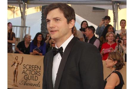 Ashton Kutcher (39) hat biomedizinische Technik studiert und arbeitete als Reinigungskraft. Eines Abends entdeckte den Fraue...