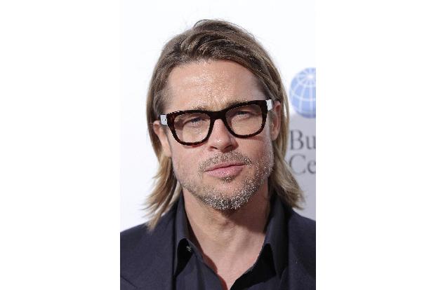 Brad Pitt (53) kann alles tragen: Hin und wieder lässt er die Brille auch auf dem roten Teppich auf der Nase.
