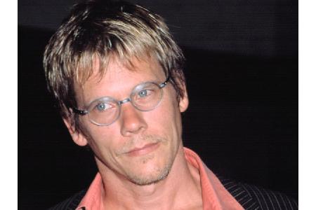 Schauspieler Kevin Bacon (59) hat sich von diesen runden Brillen seiner frühen Jahre verabschiedet und trägt heute meist ein...