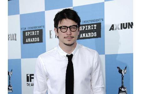 Schauspieler Josh Hartnett (39) ist der Beweis: Ein attraktiver Mann wird mit einer coolen Brille noch schöner.