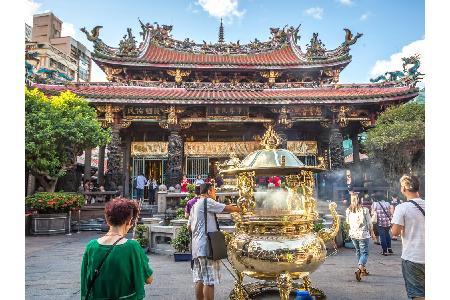 Stolze 254 Jahre thront der Longshan Tempel bereits in Taipeh. Er hat gesehen, wie riesige Kolosse aus Glas und Beton um ihn...