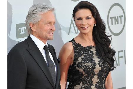 Eine ebenfalls erfolgreiche Reunion feierten Ende 2013 Catherine Zeta-Jones (48) und Michael Douglas (73). Auch bei ihnen hi...