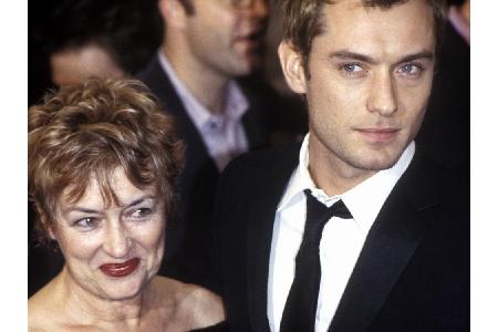 Das Bild ist zwar schon etwas älter, die Liebe zu seiner Mutter dürfte bei Jude Law (44) seither aber nur gewachsen sein.