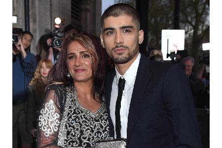 Die Mutter von Ex-One-Direction-Hottie Zayn Malik (24) würde wohl alles für ihren Sohn tun. 2013 meldete sie sich bei Twitte...