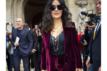 Hollywood-Star Salma Hayek macht es vor: Ein Long Blazer lässt Hüftgold im Nu verschwinden. Wer zudem auch den Bauch kaschie...