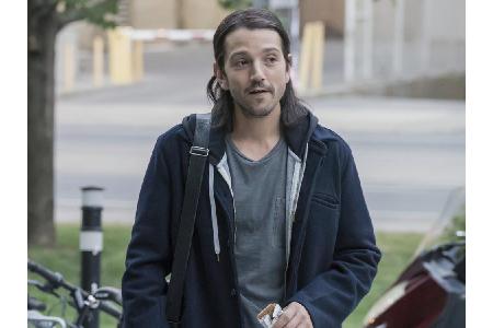 Der mexikanische Schauspieler Diego Luna (37) ist als Medizin-Ass Ray zu sehen - mit langer Mähne. Er verweigert die Nahtode...