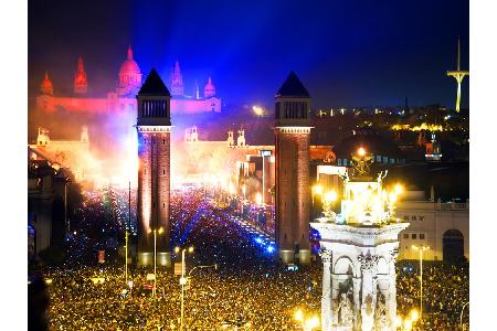 Cap d'Any, also die Silvesternacht, hat in Barcelona Tradition! Auf der Plaza de Espana steigt eine riesen Party. 70.000 Men...