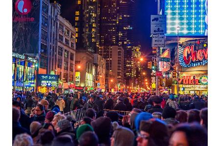 Keine Party ist bekannter wie die am New Yorker Times Square! Tausende sind beim berühmten Countdown live dabei. Trotzdem is...