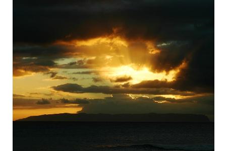 Ein traumhafter Anblick könnte man meinen. Was hier so ruhig im Sonnenuntergang erstrahlt, ist die Hawaii-Insel Ni'ihau. Heu...