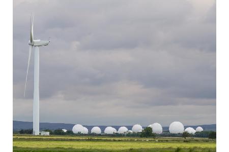 Hier sollen alle Fäden des weltweiten Spionage-Netzwerks zusammenlaufen: In der Royal-Air-Force-Basis Menwith Hill in North ...