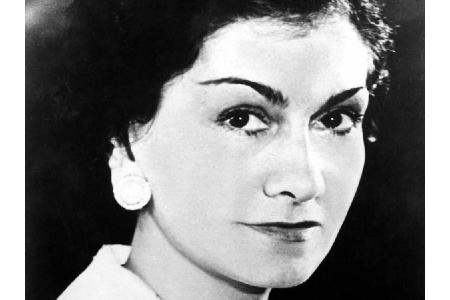 20er: Coco Chanel revolutionierte die Mode. Sie befreite Frauen vom engen Korsett, designte das berühmte 