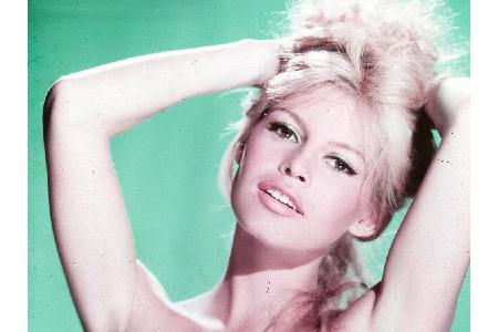 50er: Brigitte Bardot. Sie war damals eine der meistfotografierten Frauen und sorgte für den Hype der Beehive-Frisur und mac...