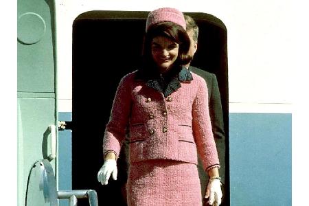 60er: Wie bei Jackie Kennedy zum Beispiel, die als First Lady immer feminin und adrett gekleidet war, meist in klassischen K...