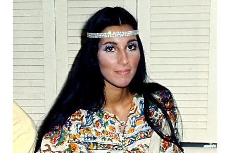 60er: Cher. Sie liebte zwar Glitzer-Kleider, läutete mit weiten Hosen, bunten Mustern und knalligen Farbkombinationen aber a...