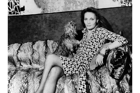 70er: Diane von Furstenberg kleidet mit ihrem ikonischen Wrapdress noch heute unzählige Frauen ein. 1974 kam das Wickelkleid...