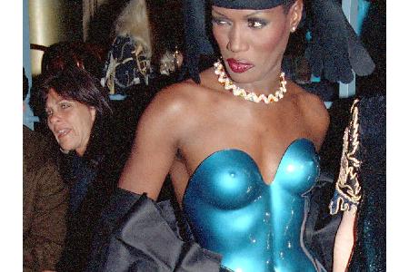80er: Grace Jones, der Inbegriff von Extravaganz. Ähnlich wie bei der nächsten Modeikone.