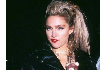 80er: Madonna, die die 80er mit ihren auffälligen, teils skurrilen Outfits prägte wie keine andere.