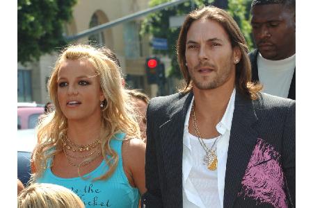 2004 gab Britney Spears ihrem Tänzer Kevin Federline das Ja-Wort. Aus der Ehe stammen die Söhne Jayden und Preston. 2007 fol...