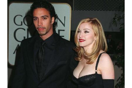 1996 bandelte Madonna mit ihrem Fitnesstrainer Carlos Leon an. Die Beziehung war nur von kurzer Dauer. Sieben Monate nach de...