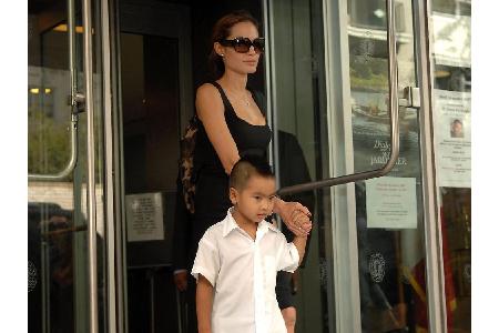 Angelina Jolie ist eine Frau von Welt. Daher genießen auch ihre Kinder eine gute Ausbildung. Mit sechs Jahren besuchte Maddo...