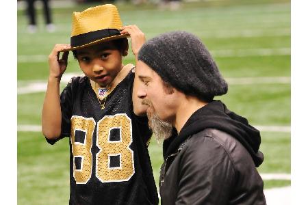 ... oder bei einem Sport-Event. 2010 besuchten die beiden Pitt-Männer Maddox und Brad ein NFC Play-Off-Spiel in New Orleans.