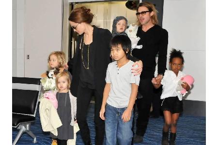 Familie Jolie-Pitt auf Reisen. Immer häufiger fliegen die Kinder mit ihren berühmten Eltern um die Welt. Hier im November 20...