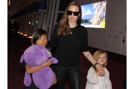 Zwei Jahre später - derselbe Ort. Angelina Jolie mit dem damals neunjährigen Pax und der fünfjährigen Vivienne in Tokio.