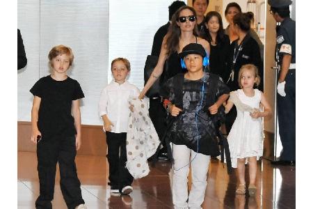Angelina Jolie im Juni 2014 mit ihren Kindern Shiloh, Knox, Pax und Vivienne (v.l.) am Flughafen. Der damals zehnjährige Pax...