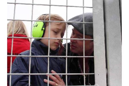Und auch Knox erlebt spannende Abenteuer. Zusammen mit seinem Vater besucht der damals Siebenjährige die MotoGP in Silversto...