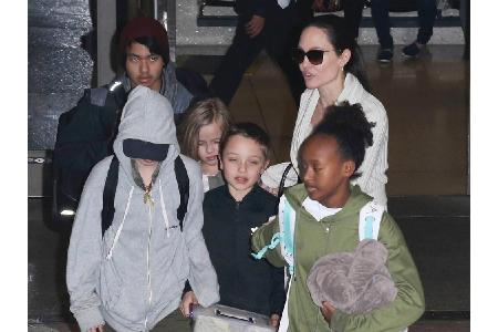 Promi-Kinder haben es nicht immer einfach. Mitten in der Nacht pilgern Maddox, Shiloh, Vivienne, Knox und Zahara (v.l.) mit ...