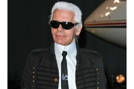 Modeschöpfer Karl Lagerfeld nimmt hauptsächlich Flüssignahrung zu sich. Gegenüber 