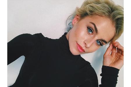 Bloggerin Caroline Daur ist aus der Influencer-Szene kaum noch wegzudenken. In ihrem Blog beschäftigt sich die 22-Jährige vo... Bloggerin Caroline Daur ist aus der Influencer-Szene kaum noch wegzudenken. In ihrem Blog beschäftigt sich die 22-Jährige vo...